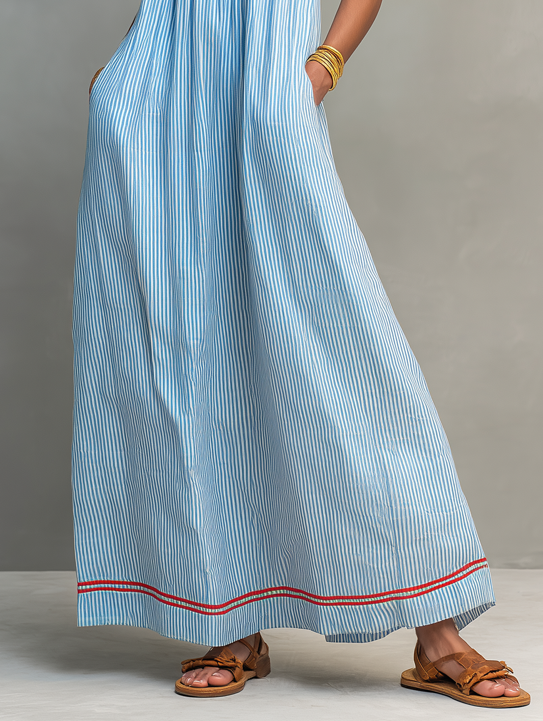 Vestido Maxi Rayado Minimalista para Mujeres con Acentos Rojos y Tirantes Espagueti MDZ2710C3Y