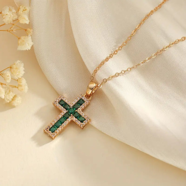Colgante Cruz Esmeralda Solene en Cadena de Oro