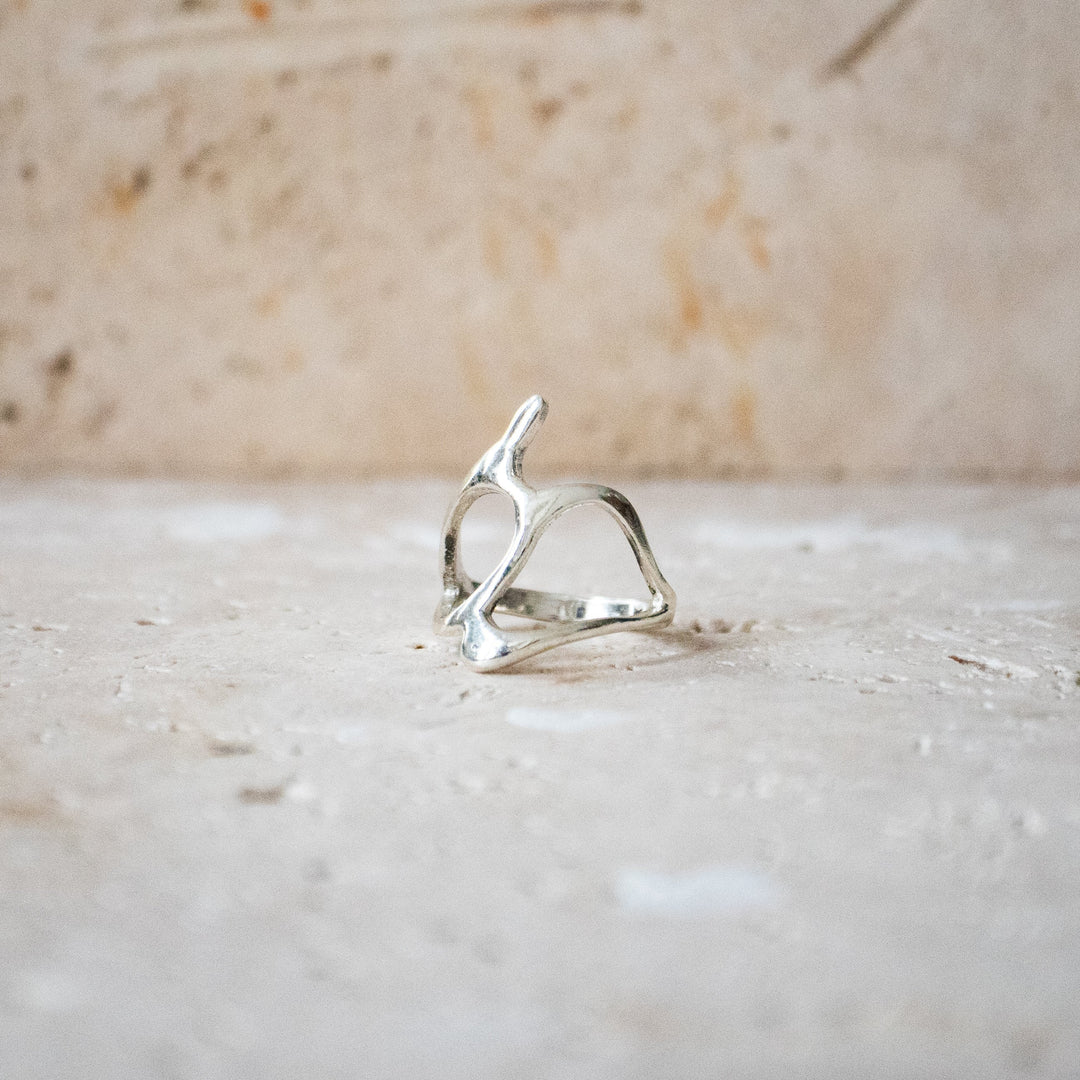 Anillo de plata orgánica con forma tribal – Hecho a mano