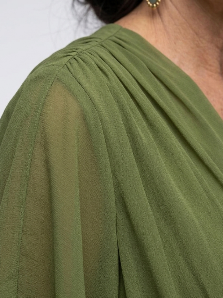 Elysia | Vestido midi drapeado con escote en V y cinturón en la cintura