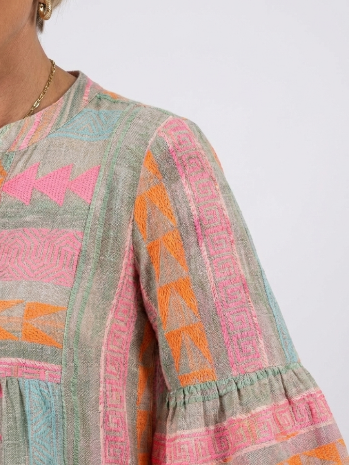 Maelle | Vestido con escote en V y estampado geométrico, largo hasta la rodilla