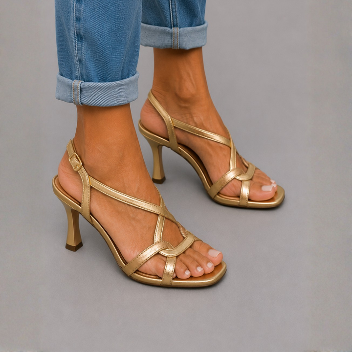 Sandalias doradas con tacón