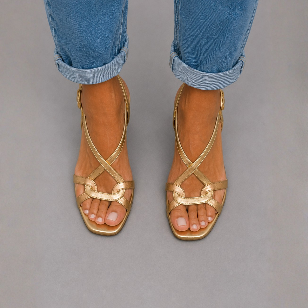 Sandalias doradas con tacón