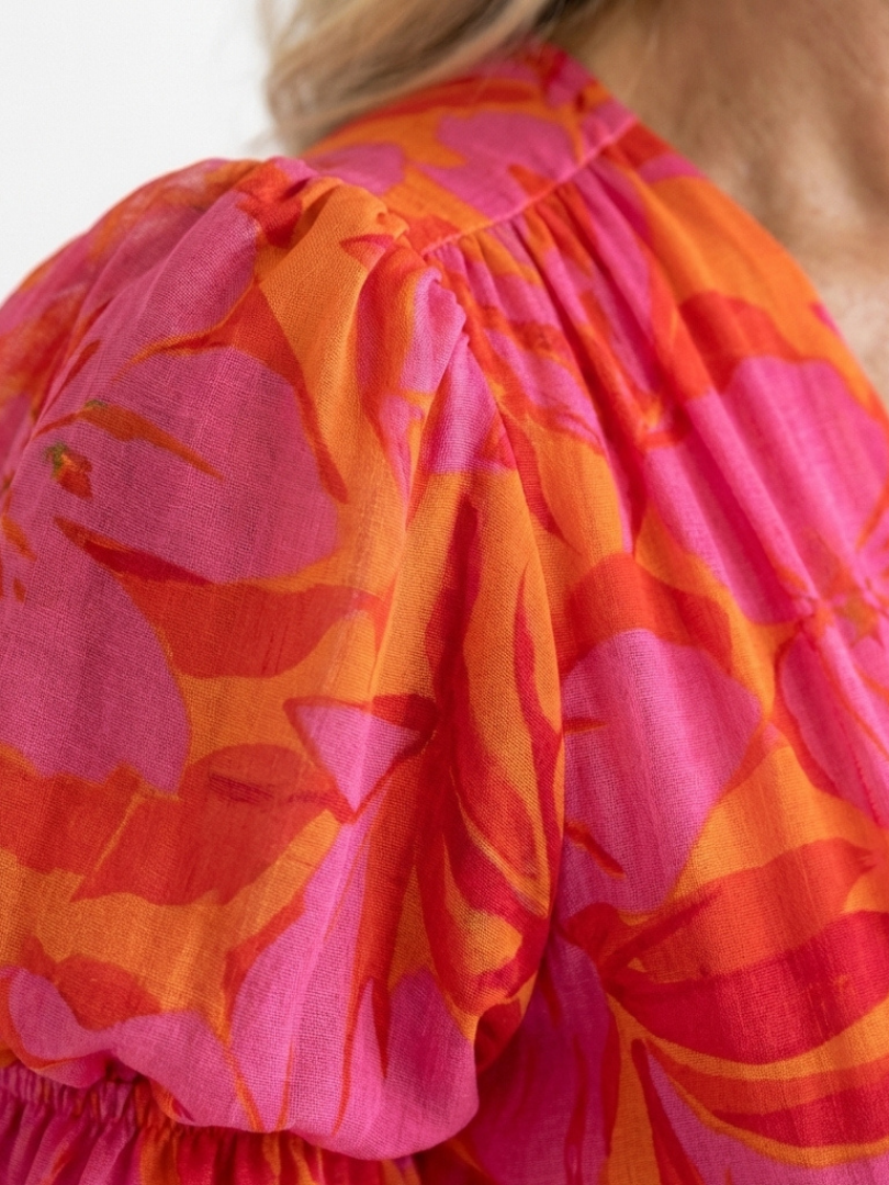 Saule | Robe midi à décolleté en V fleuri avec manches bouffantes