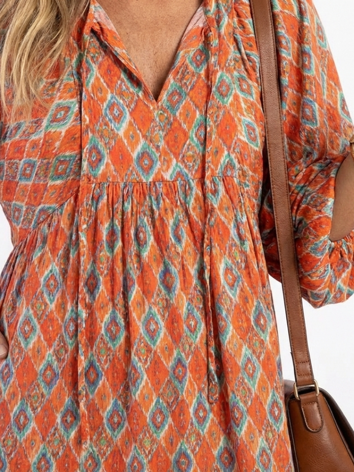 Amara | Vestido midi con escote en V y patrón geométrico