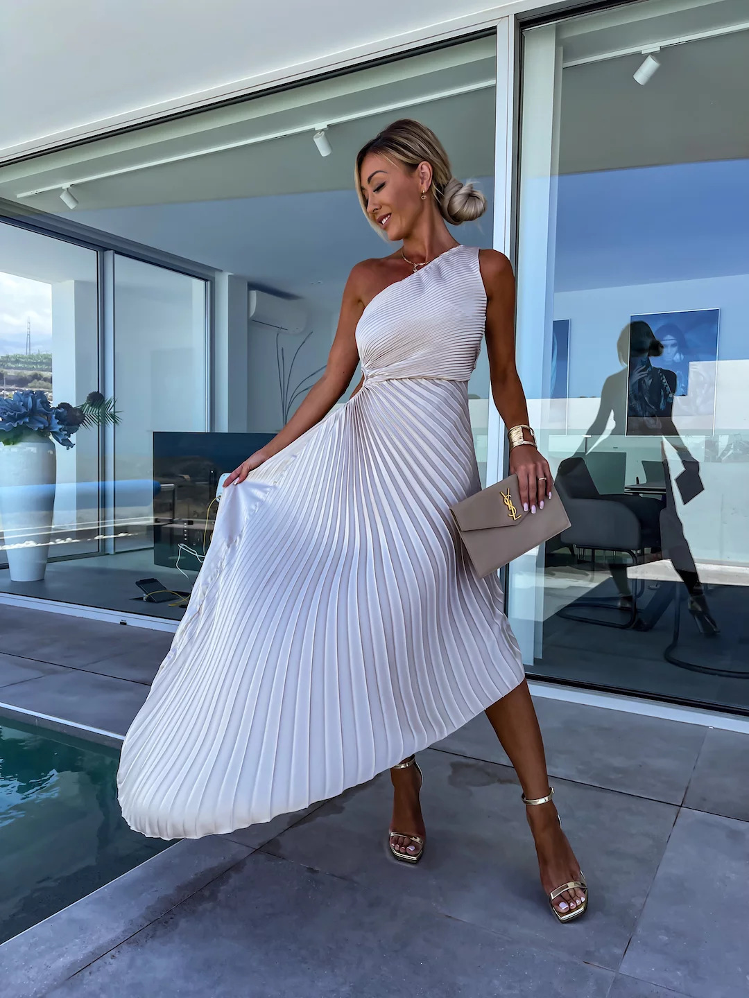 ELLA | Vestido midi con pliegues y un hombro