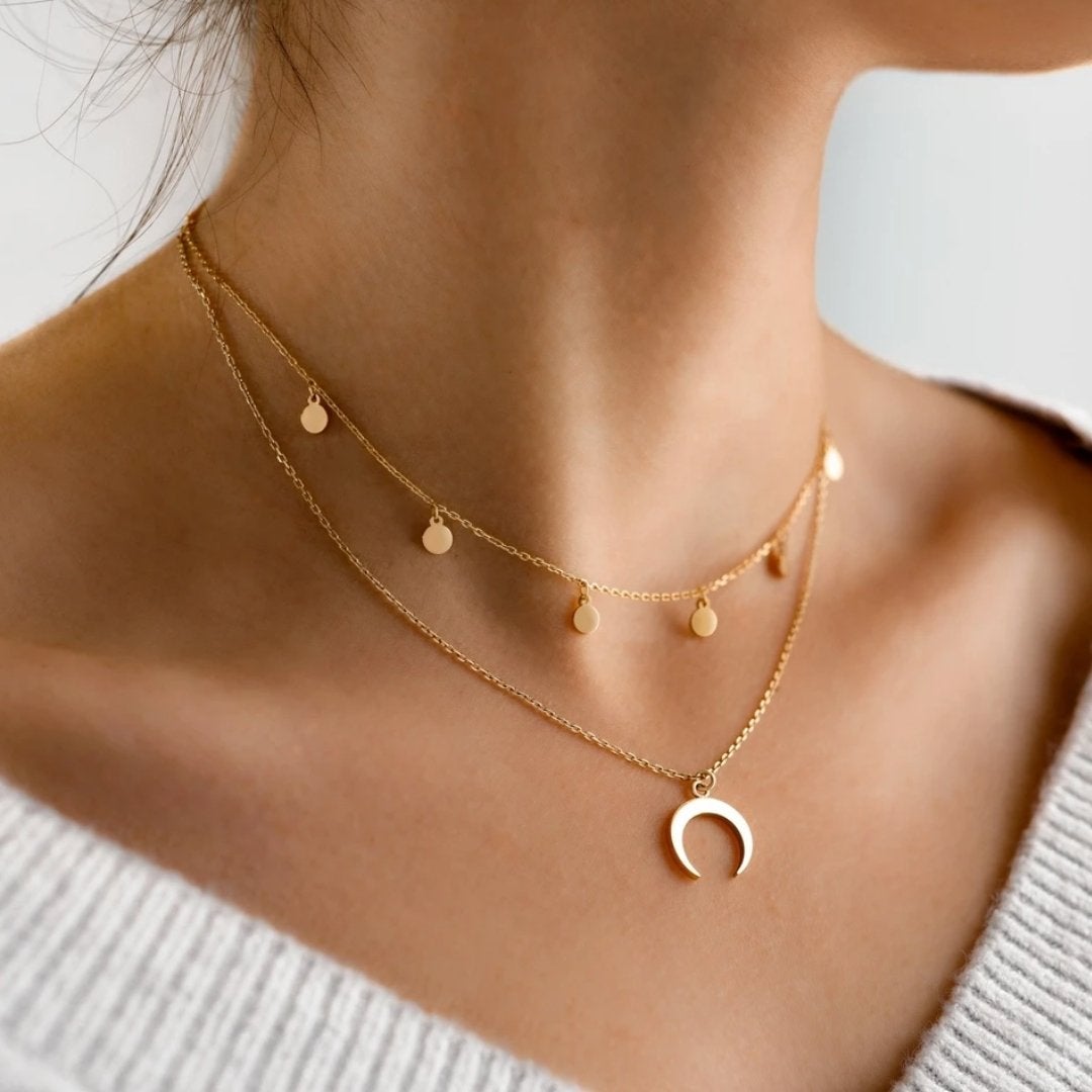 Luna | Collar dorado elegante con un delicado diseño de luna