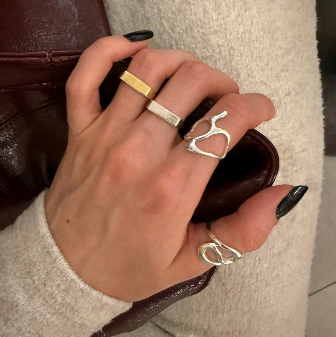 Anillo de plata orgánica con forma tribal – Hecho a mano