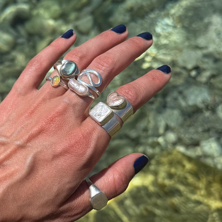 Anillo de sello ancho con corazón de plata esterlina 925 y perla de agua dulce natural - como se vio en Insta