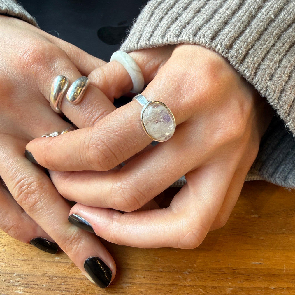 Gran Anillo Ovalado de Piedra de Luna en Plata Esterlina 925 – Hecho a Mano