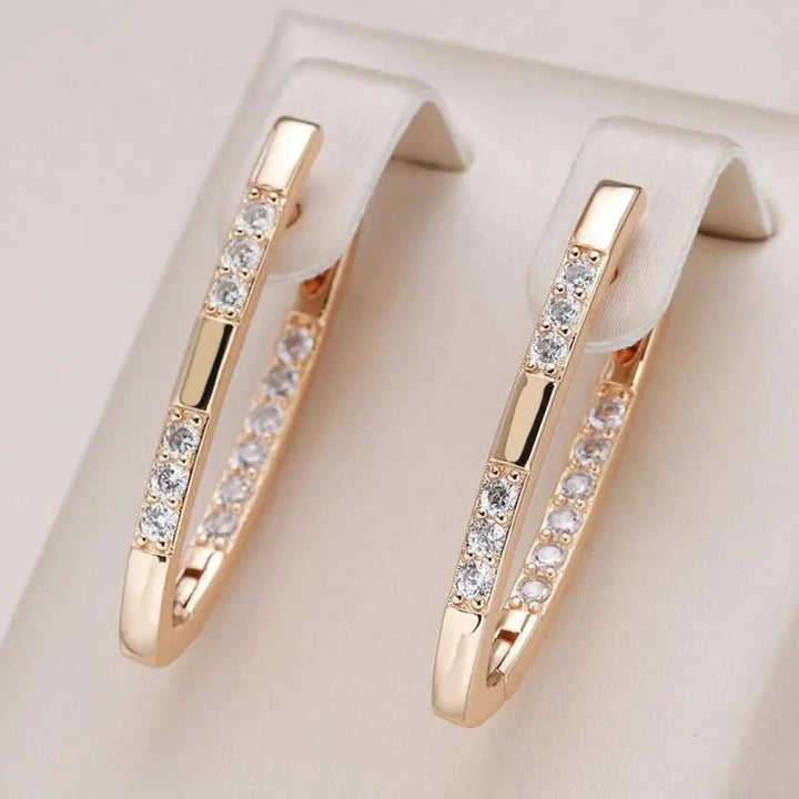 Pendientes sofisticados con piedras de zirconia