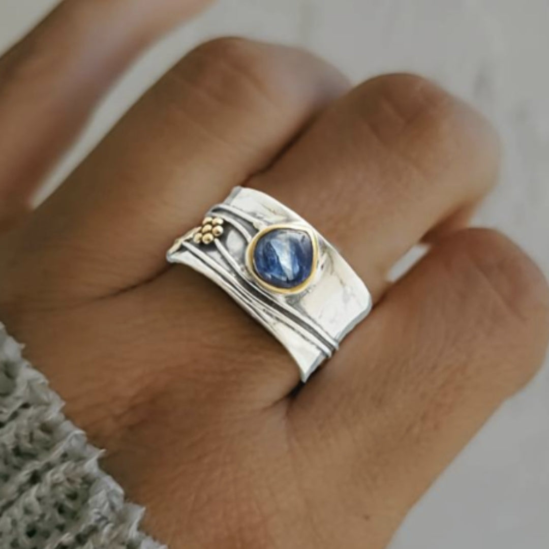 Anillo de plata vintage con cristal azul