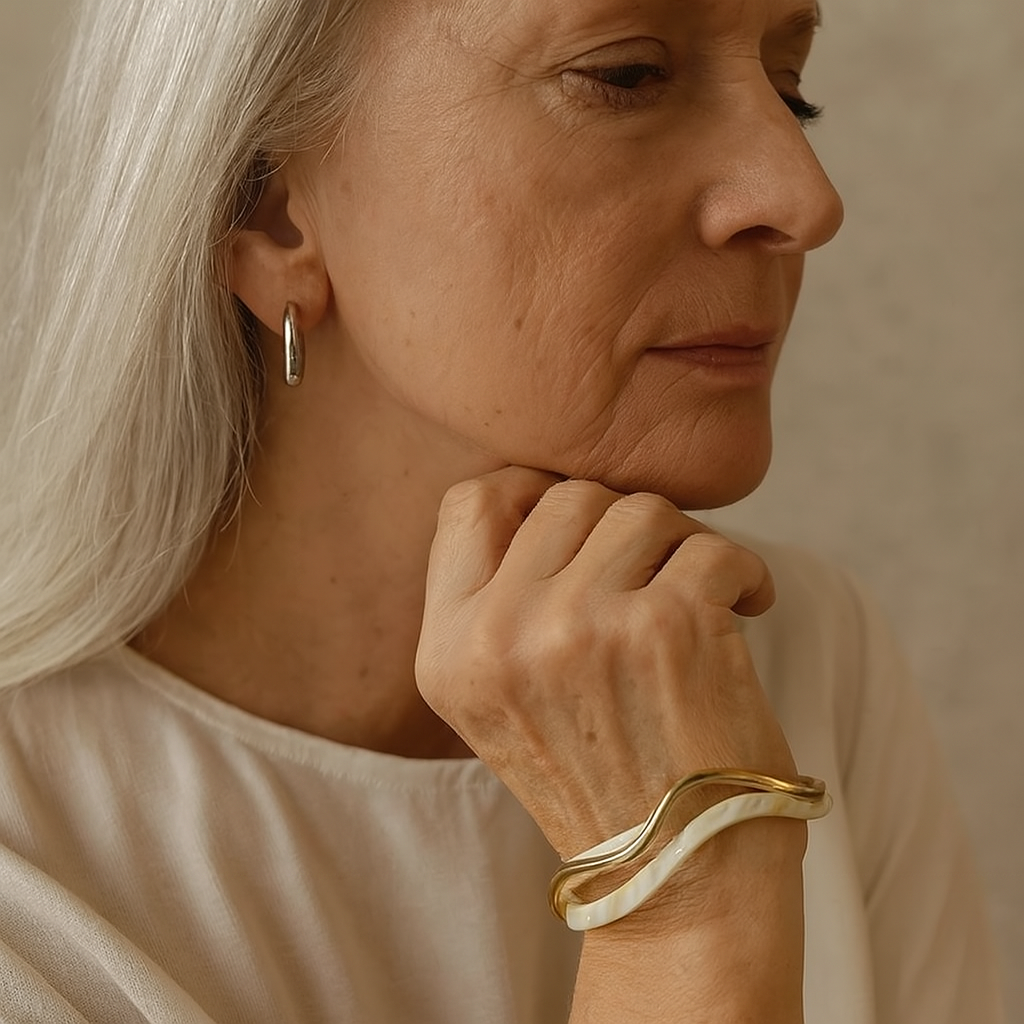 Pulsera elegante de ópalo blanco en oro