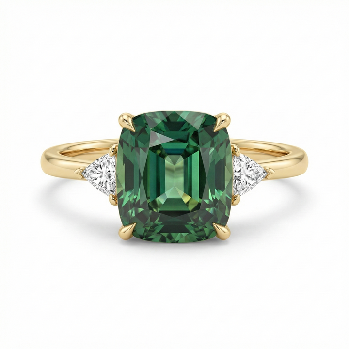 Anillo de oro con piedras preciosas verdes inspirado en lo vintage