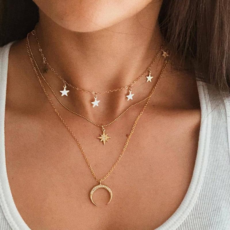 Luna | Collar dorado elegante con un delicado diseño de luna