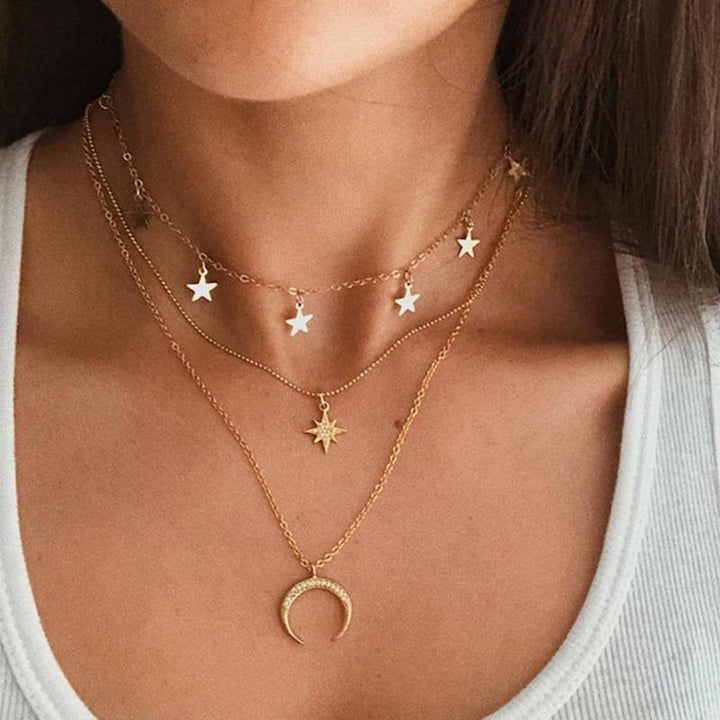 Luna | Collar dorado elegante con un delicado diseño de luna