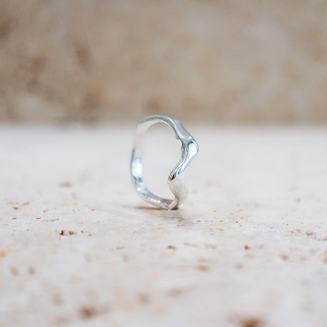 Anillo asimétrico "Melting" en plata de ley 925