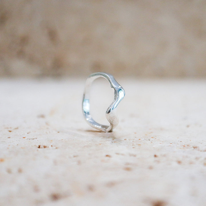 Anillo asimétrico "Melting" en plata de ley 925