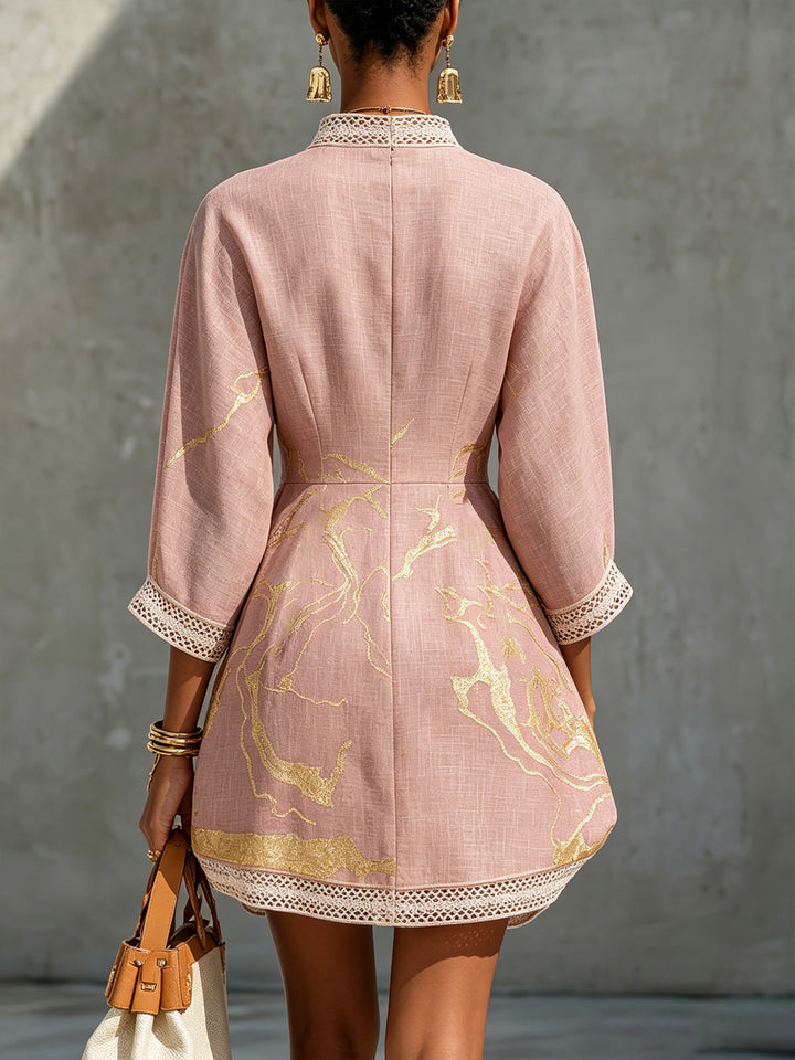 Ninon | Mini Vestido en Rosa con Encaje Tejido y Patrón Dorado con Escote en V