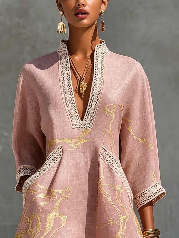 Ninon | Mini Vestido en Rosa con Encaje Tejido y Patrón Dorado con Escote en V