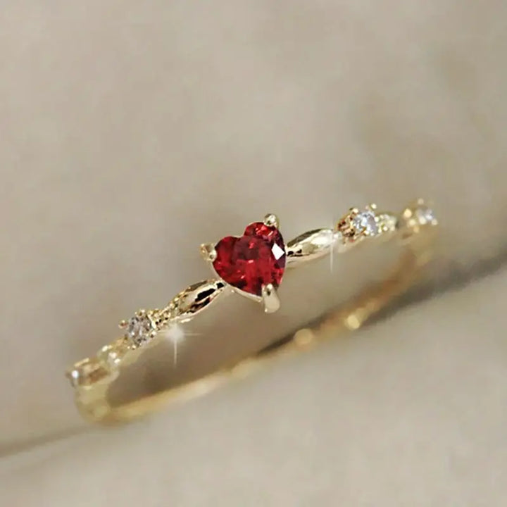 Anillo Corazón con Rubí Dorado