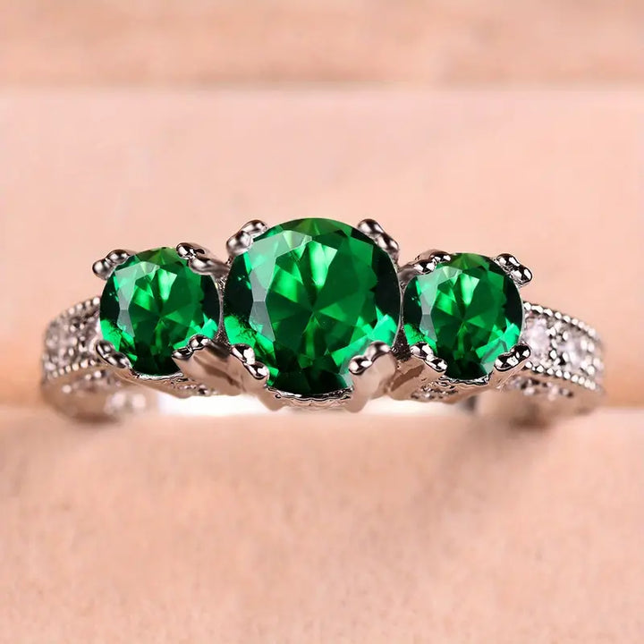 Anillo Atemporal con Esmeraldas Brillantes
