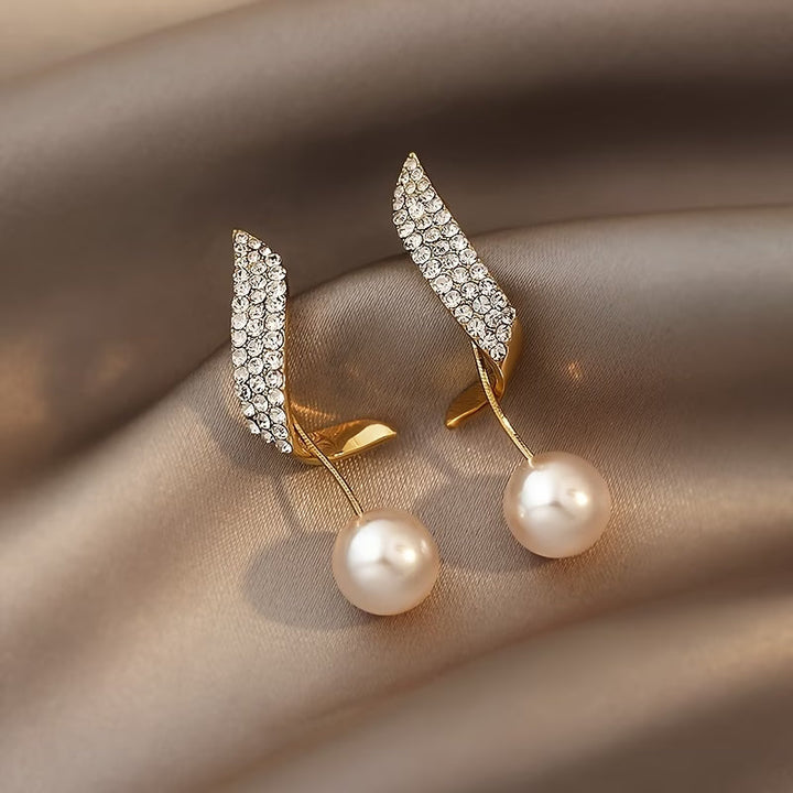 Pendientes de perlas de cristal y plumas