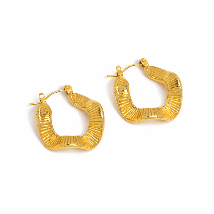 Aros geométricos ondulados de oro