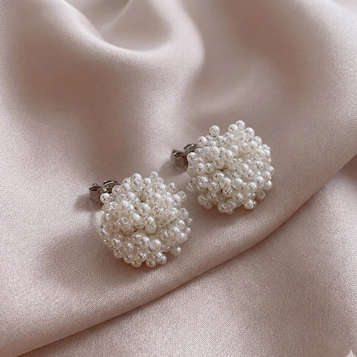 Pendientes de perlas incrustadas elegantes