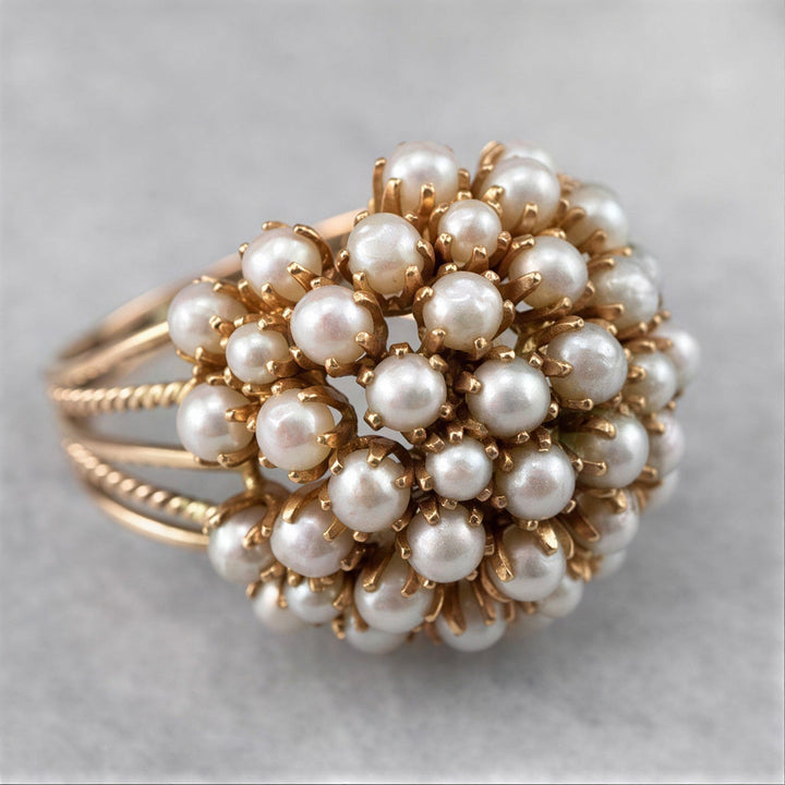 Anillo de Oro con Perlas Incrustadas Elegante