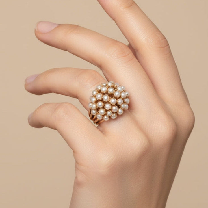 Anillo de Oro con Perlas Incrustadas Elegante