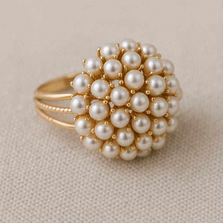 Anillo de Oro con Perlas Incrustadas Elegante