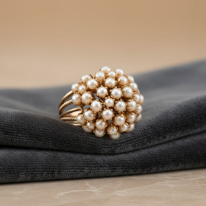Anillo de Oro con Perlas Incrustadas Elegante