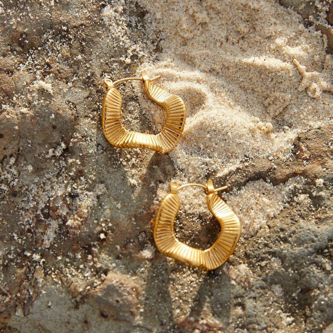 Aros geométricos ondulados de oro