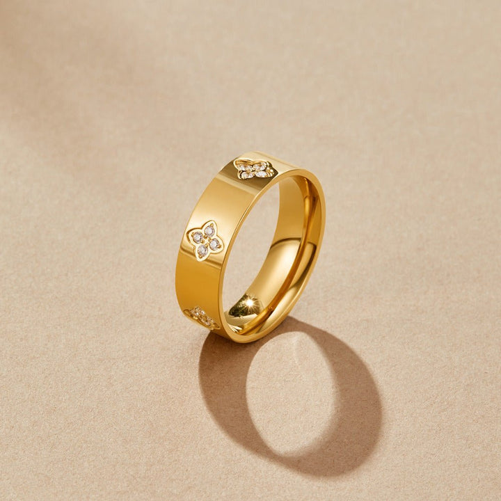 Anillo de trébol dorado con cristales