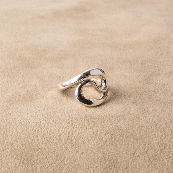Anillo Statement Welle Swirl en Plata de Ley 925 asimétrico hecho a mano