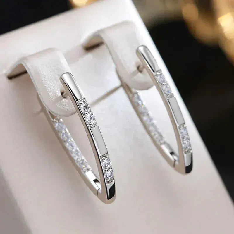Pendientes sofisticados con piedras de zirconia