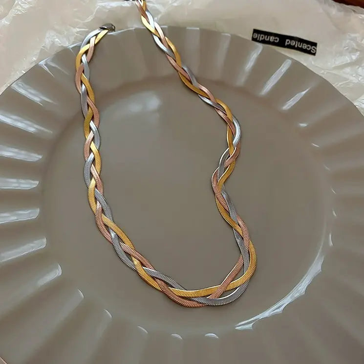 Collar elegante de oro y plata