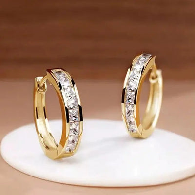 Pendientes elegantes de oro y cristal