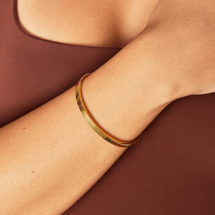 Pulsera rígida dorada Lilah