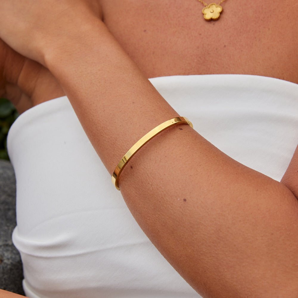 Pulsera rígida dorada Lilah