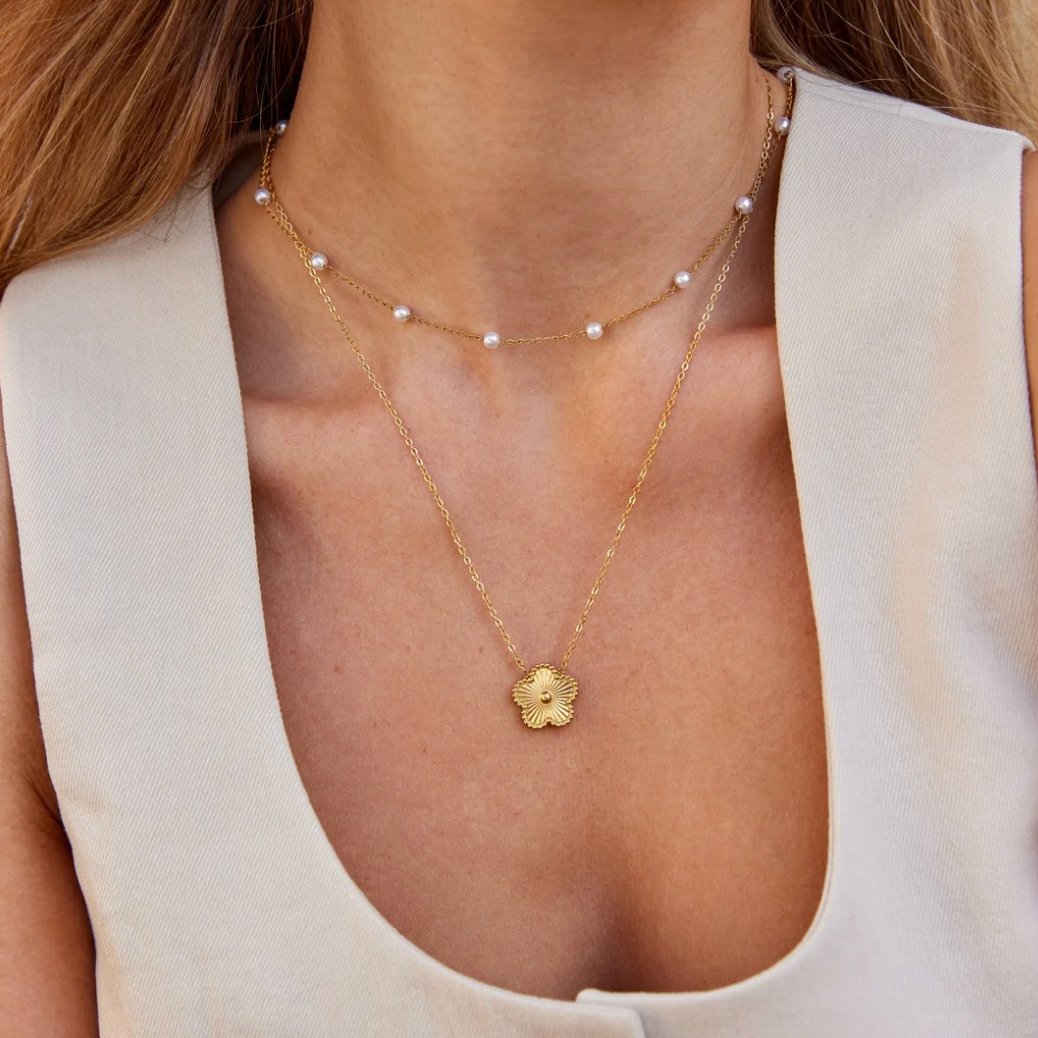 Collar de Perlas y Oro Intemporal