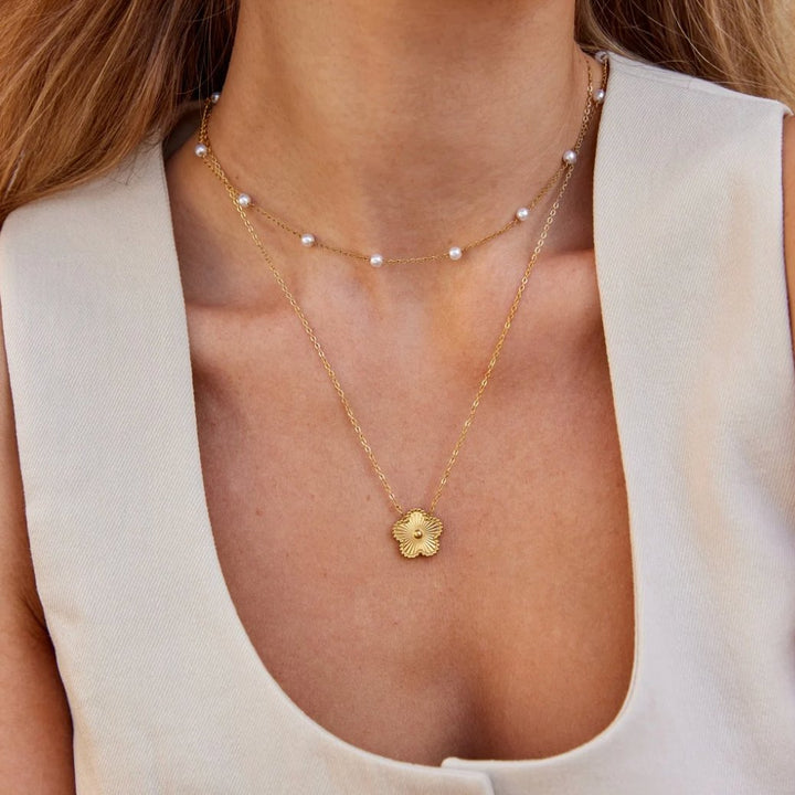 Collar de Perlas y Oro Intemporal