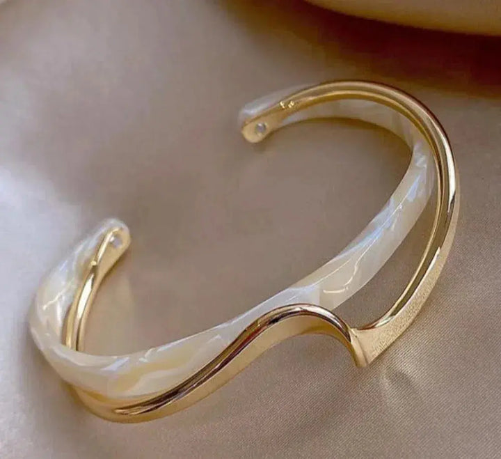 Pulsera elegante de ópalo blanco en oro